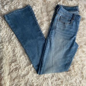 American Eagle Skinny Kick jeans in light wash